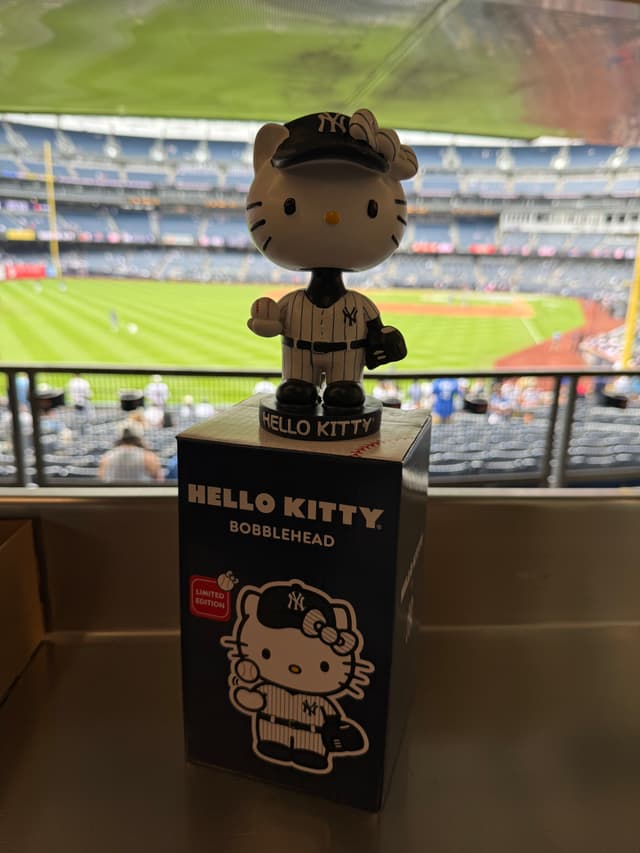 Hello Kitty bobblehead